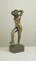 Bañista con los brazos levantados